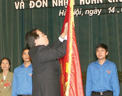 President Nguyen Minh Triet presents the Gold Star Order during the VN Voluntary Youth Force's meeting. (Photo:VNA)